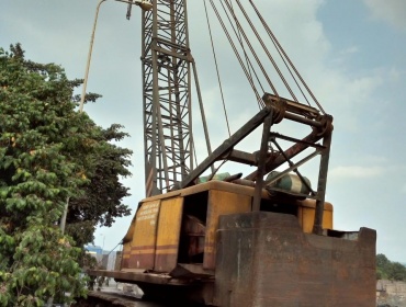 Cần Cẩu Bánh Xích